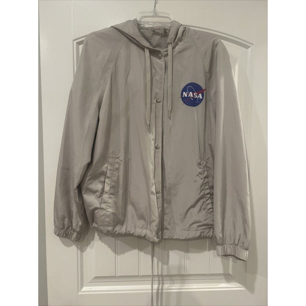 NWOT H&M Divided Beige NASA Windbreaker With Hood & Snap Front Women's Sz Large